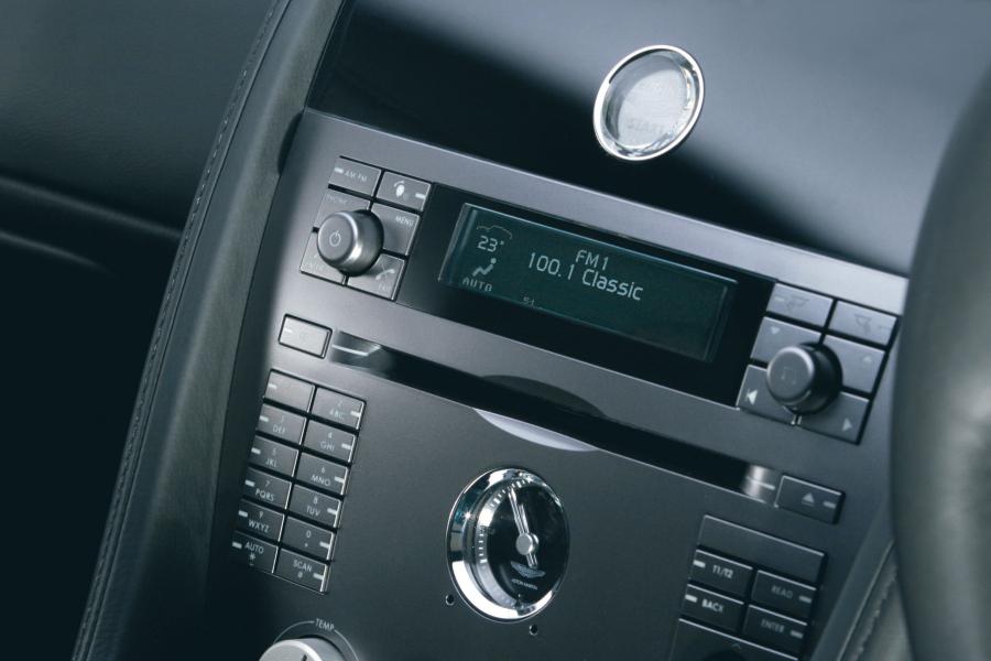 Детали интерьера Aston Martin DB9 2004 года  (UK) (фото 9 из 24)